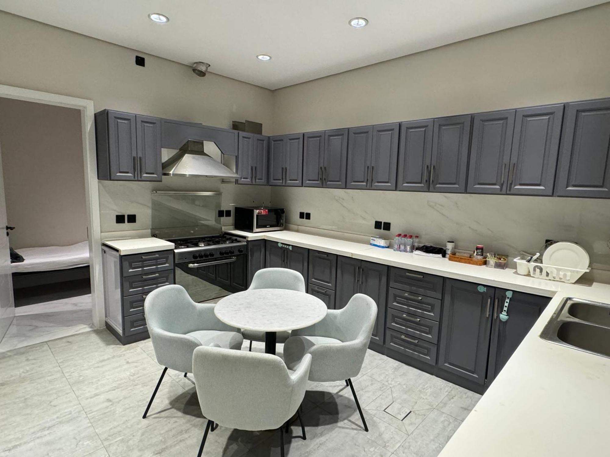 ارضية فاخرة ٣ غرف وصالة دخول ذاتي ٧ Apartment *