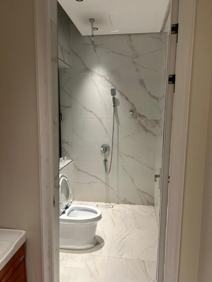 ارضية فاخرة ٣ غرف وصالة دخول ذاتي ٧ Apartment *