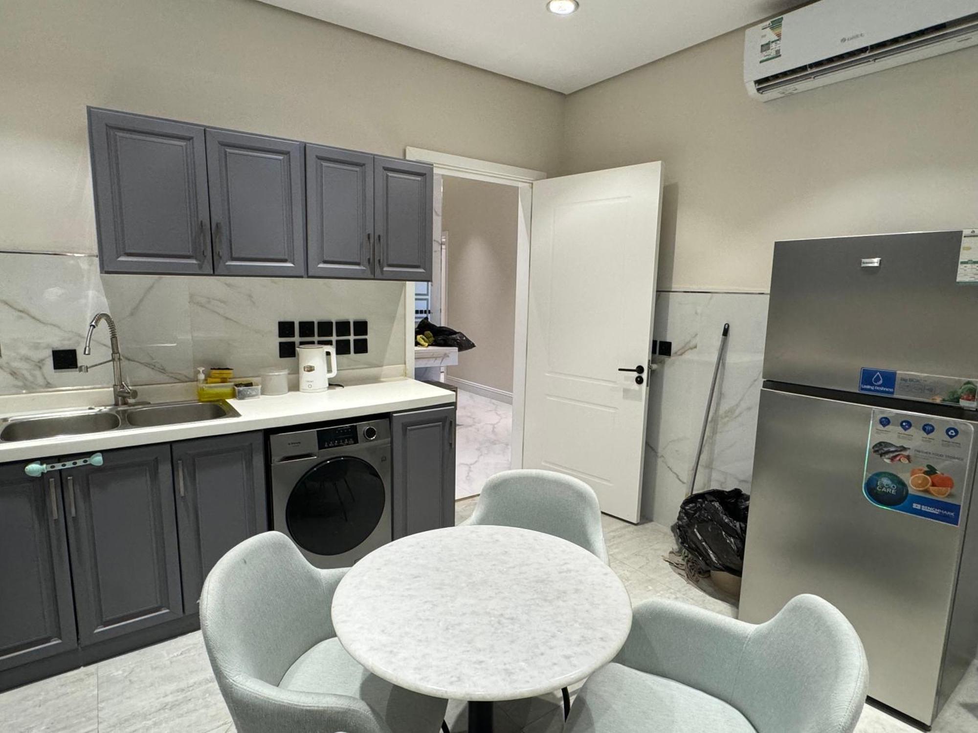 ارضية فاخرة ٣ غرف وصالة دخول ذاتي ٧ Apartment *